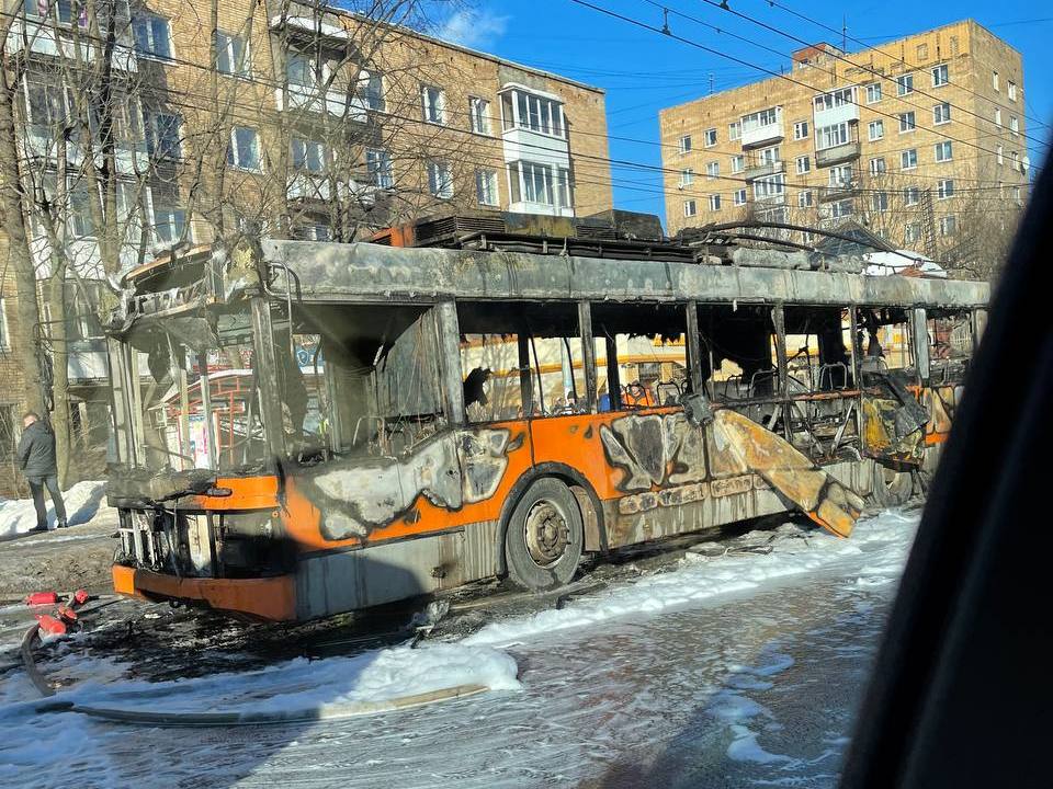 сгоревший в Смоленске 12.2.2022 троллейбус, улица Кирова