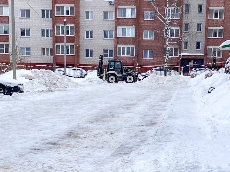 уборка снега в Соловьиной роще (фото vk.com vashdomsmolensk)