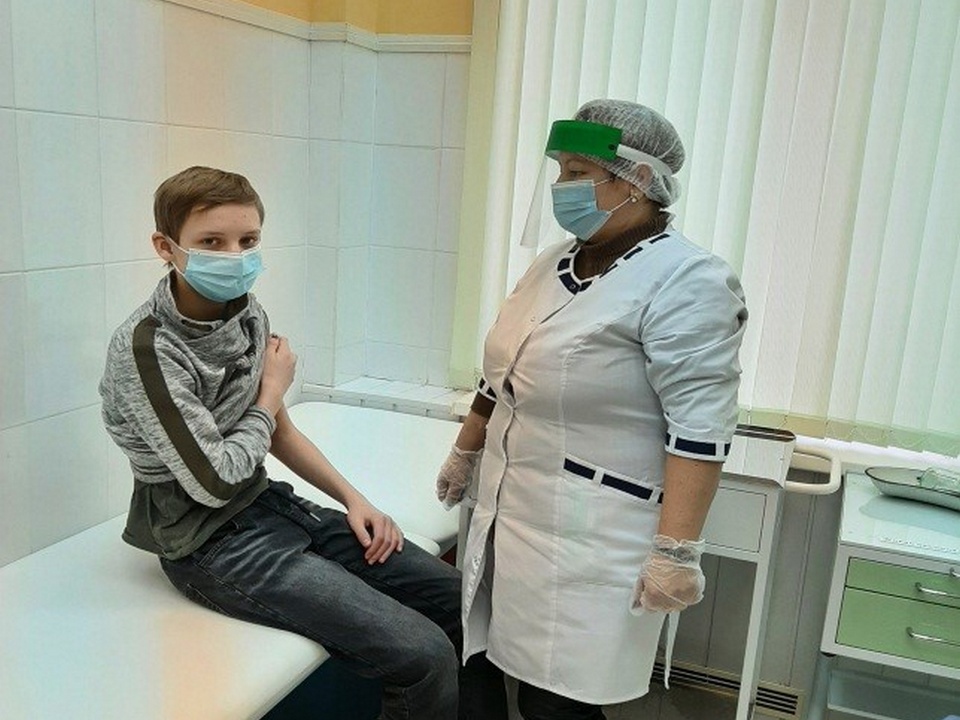 вакцинация подростка от коронавируса в Центре здоровья для детей Смоленской областной детской клинической больницы (фото vk.com depzdrav67sml)