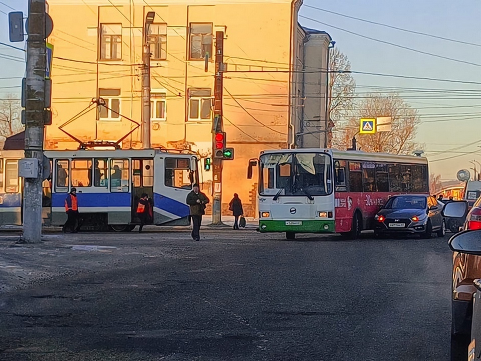 ДТП на Кашена у Пятницкого путепровода 1.03.2022, автобус, Хёндэ (фото vk.com smolensk_transport)