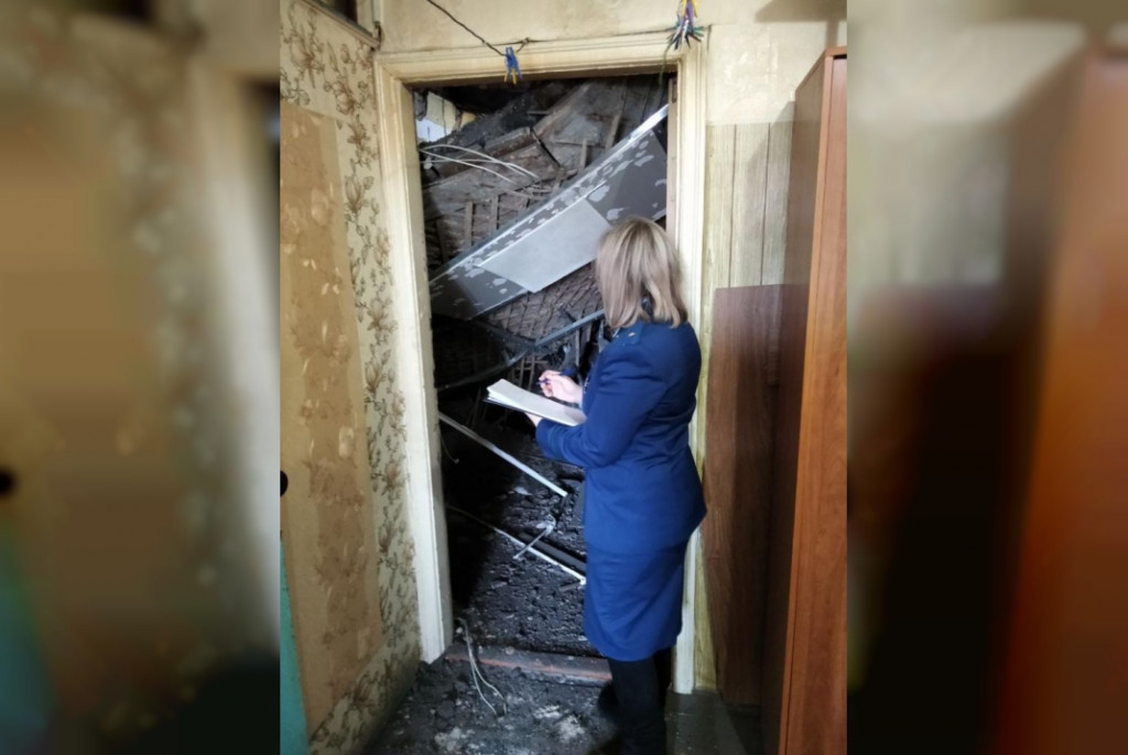 обрушение потолка в одной из квартир Вязьмы (фото Смоленской прокуратуры)