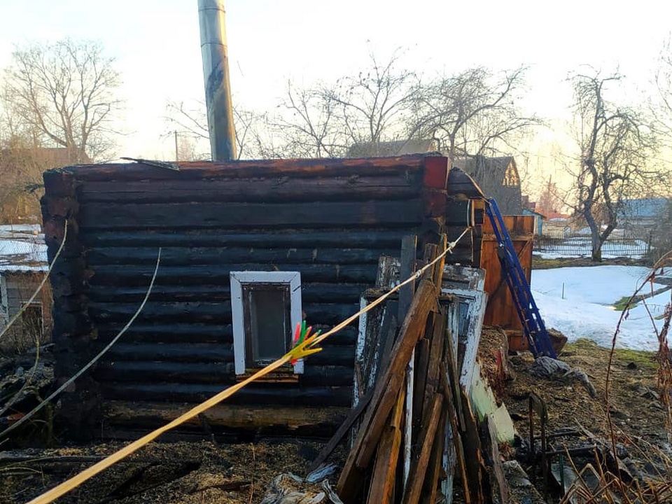 сгоревшая 25.3.2022 баня на улице Киреева в Рудне (фото 67.mchs.gov.ru)
