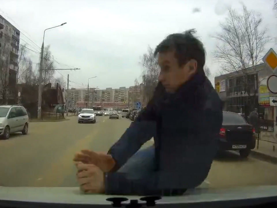 подстава с пешеходом 15.4.2022, улица П. Алексеева (кадр видео )
