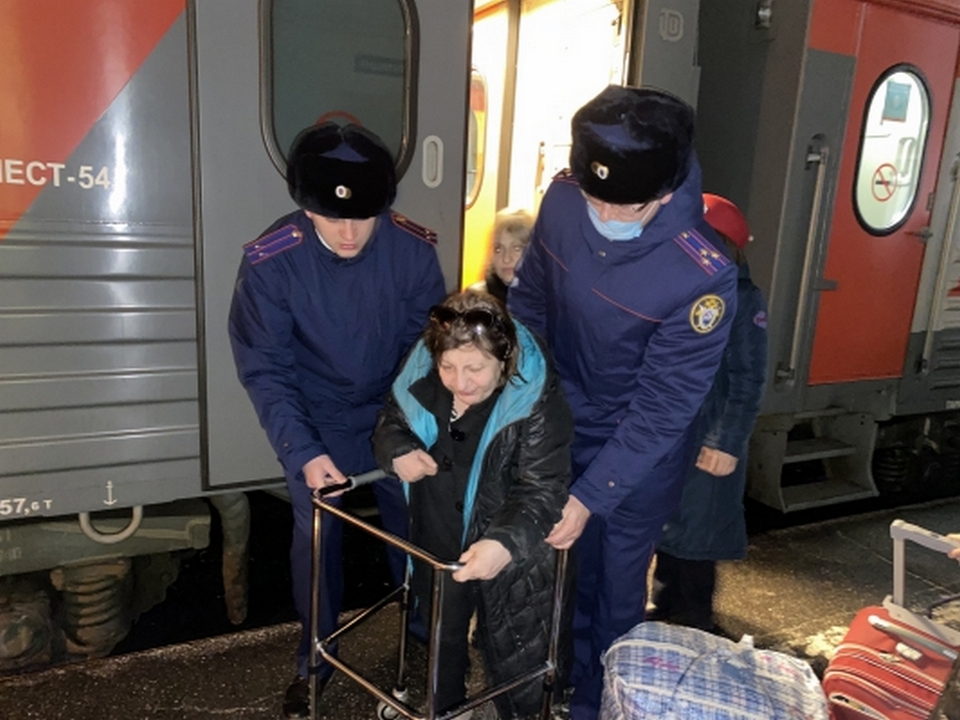 следователи встречают 10.4.2022 беженцев с Донбасса (фото smolensk.sledcom.ru)