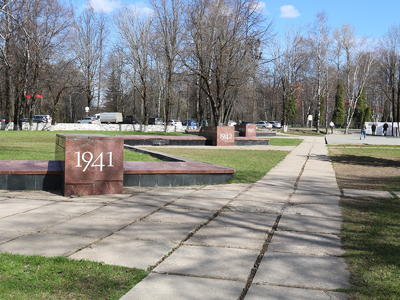 мемориал, братская могила на Маршала Конева, апрель 2022 (фото smolensk.er.ru)