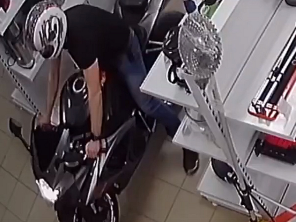мотоциклист протаранил магазин 25.5.2022 в Смоленске