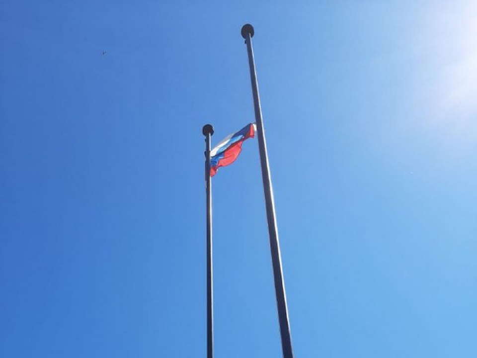 снятие флага Польши в Катынском мемориале