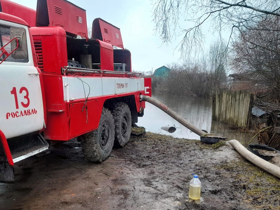 спасение затопленного в Рославле дома, апрель 2022, откачка воды пожарной автоцистерной