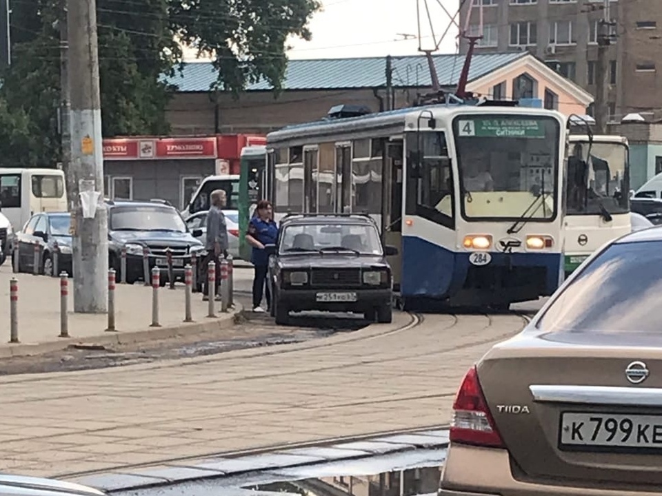 ВАЗ заблокировал 11.6.2022 движение трамваев, площадь Желябова (фото vk.com maxibrat)