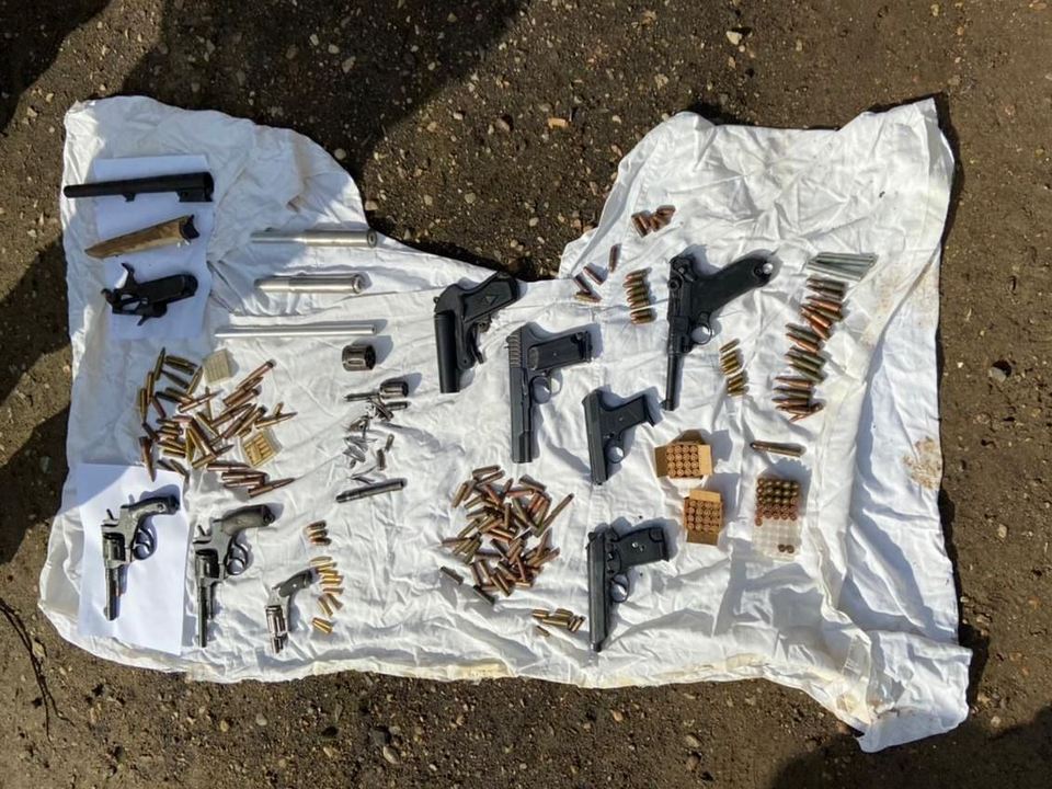 купленное за границей нелегальное огнестрельное оружие, задержание в Руднянском районе, фото УФСБ