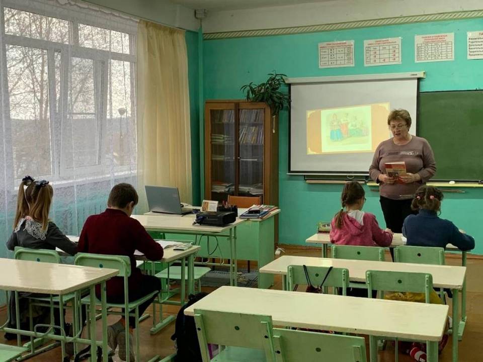 школьный класс, урок русского языка
