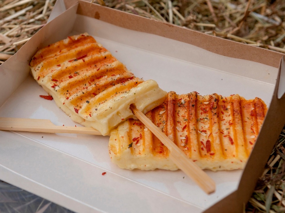 жареный сыр халуми агрофермы Катынь, фестиваль уличной еды