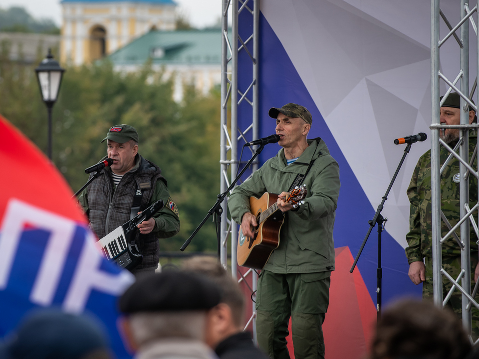 концерт на митинге в Смоленске в поддержку референдумов Новороссии