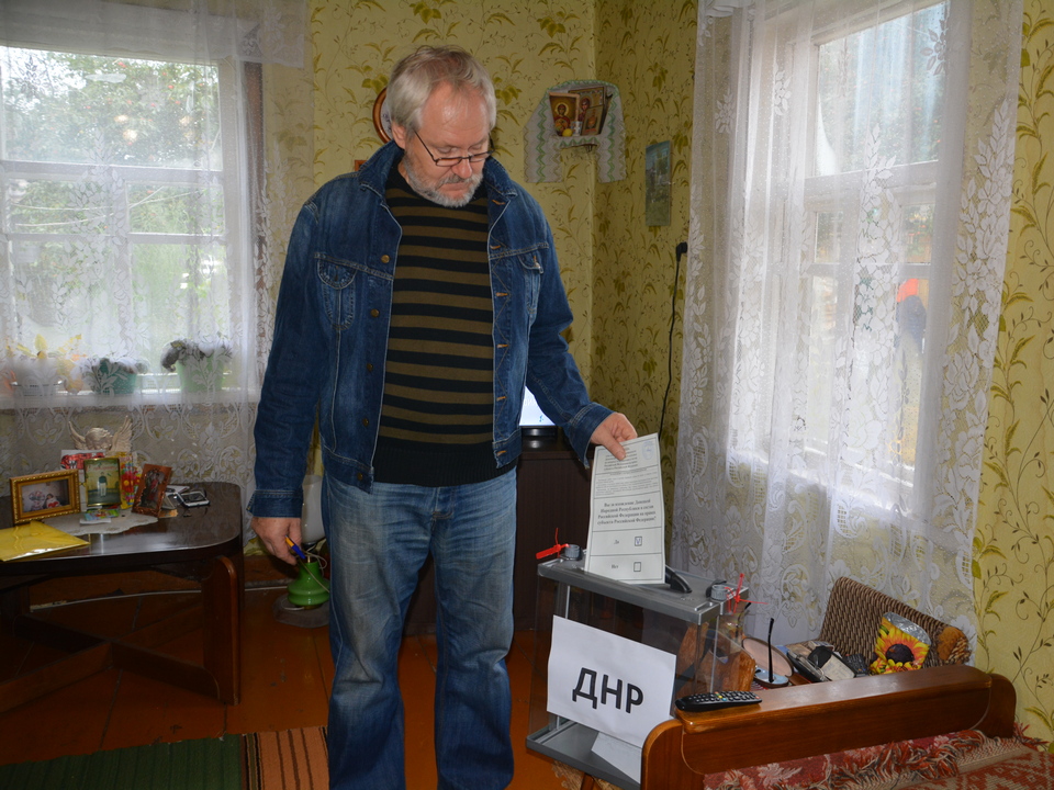 переселенец из ДНР в Руднянский район Михаил Харитоненков, голосование на референдуме