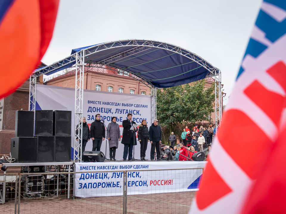 выступающие на патриотической акции в Смоленске в поддержку референдумов Новороссии