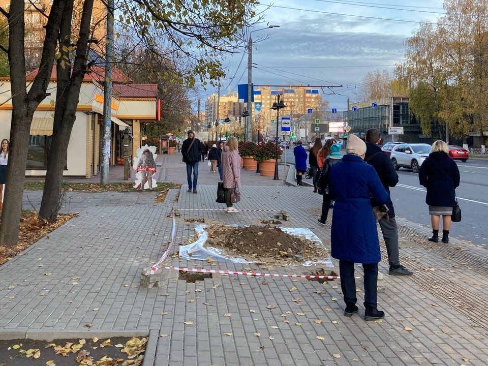 оборудование остановки на тротуаре улицы Кирова, октябрь 2022