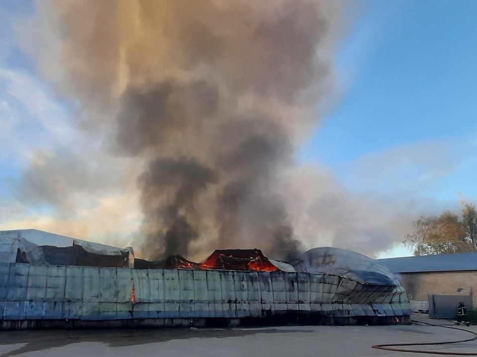 пожар в ангаре 11.10.2022 возле смоленского хладокомбината (фото облуправления МЧС)