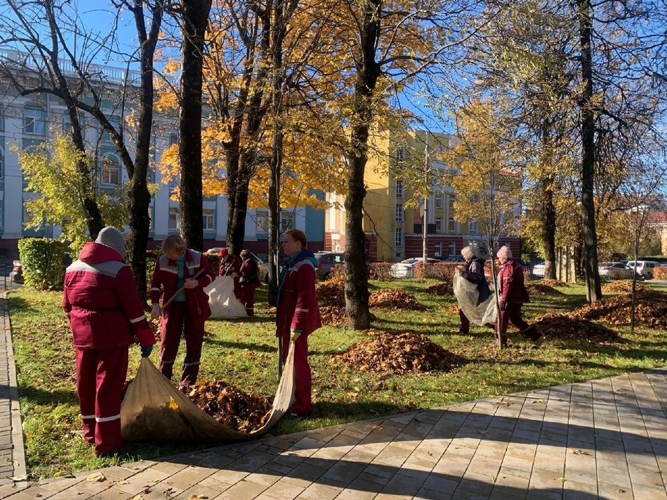 уборка опавшей листвы, сквер на улице Дзержинского, Зеленстрой, октябрь 2022 (фото smoladmin.ru)