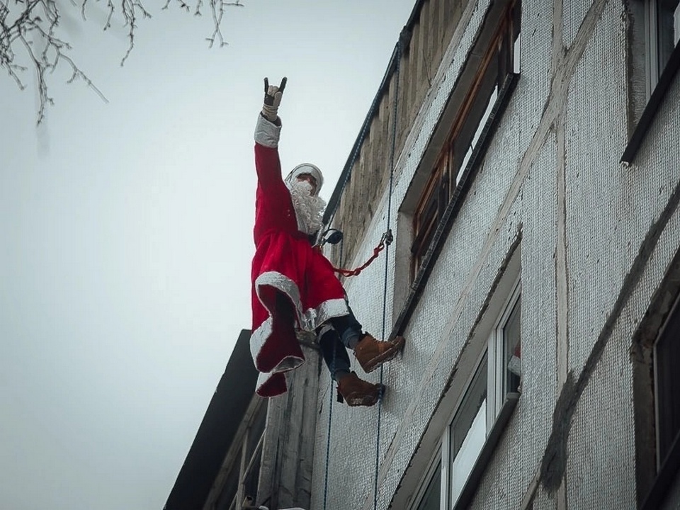 Дед Мороз-альпинист, спасатель, поздравление юных пациентов детской больницы