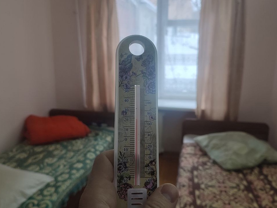 градусник, температура в общежитии Смоленского стройколледжа, декабрь 2022