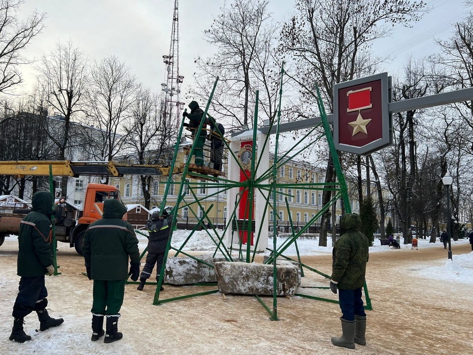 установка каркаса главной городской ёлки Смоленска, 5.12.2022