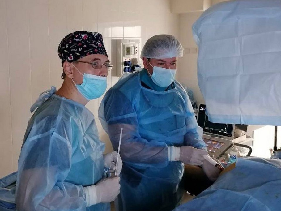 хирурги в рентгеноперационной больницы Мариуполя (фото Минздрава LYH)