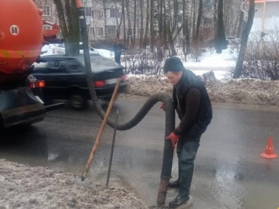 очистка ливнёвки в Смоленске, январь 2023, Смоленскавтодор