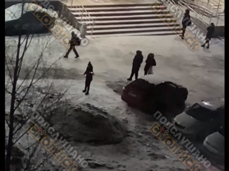взрывы петард подростками на стоянке в Смоленске, январь 2023, ул. Ген. Городнянского