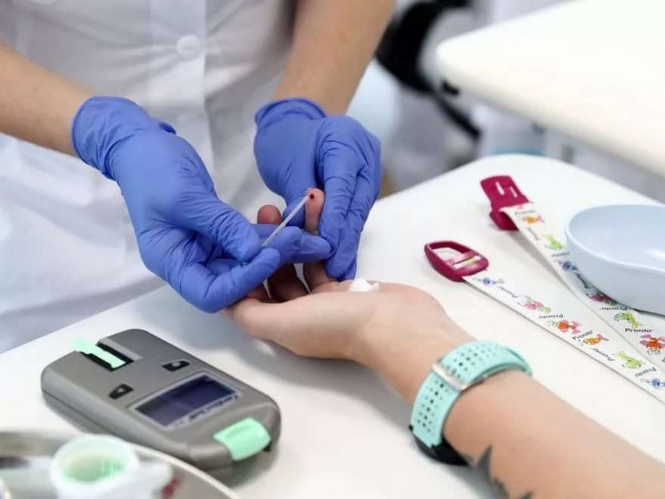 забор крови из пальца, медицинский анализ