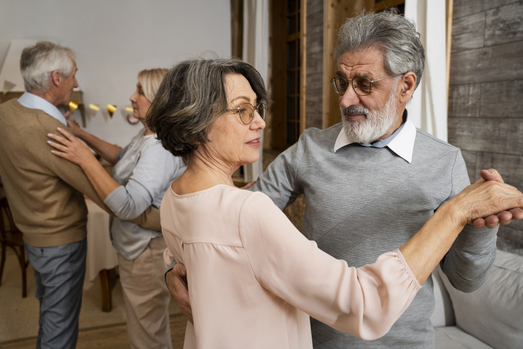 пенсионеры пожилые танцы танцплощадка