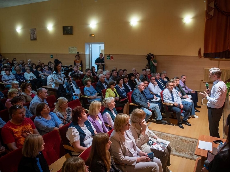 Анохин, встреча 25.5.2023 с жителями Холм-Жирковского района, фото admin-smolensk.ru