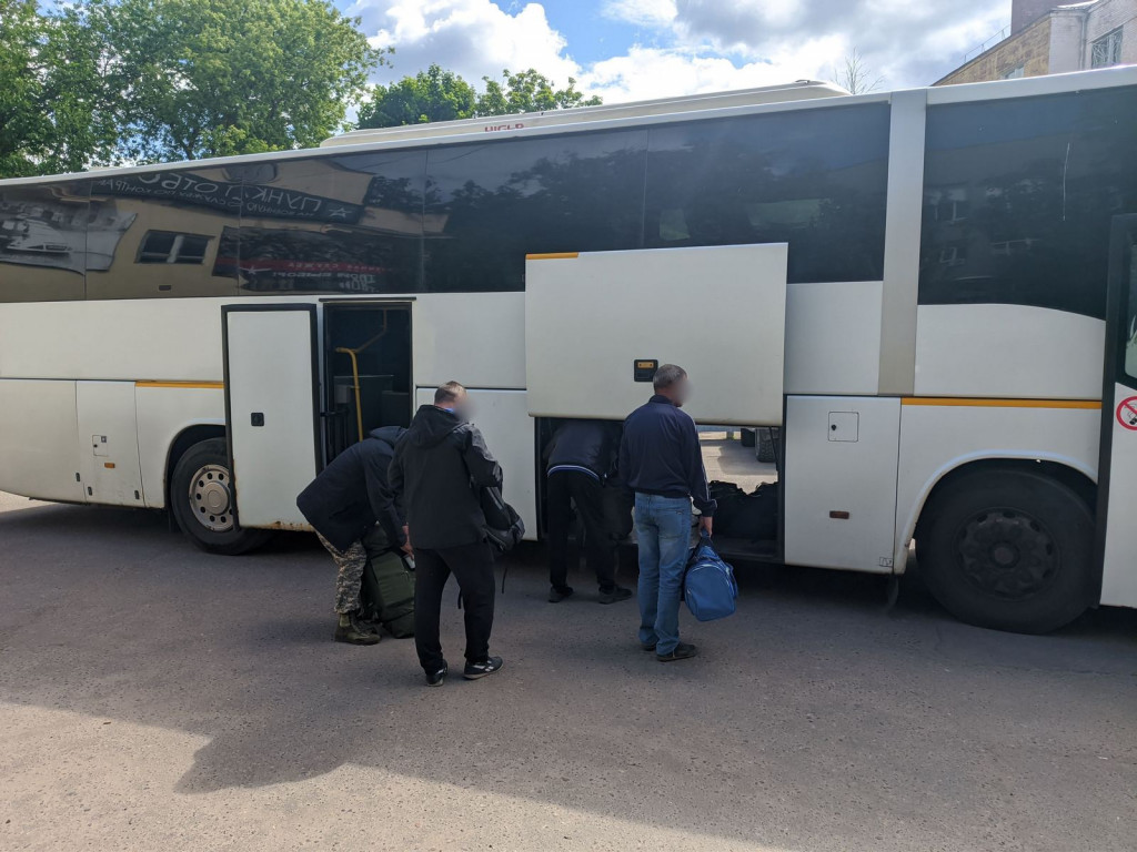погрузка контрактников в автобус, пункт отбора в Смоленске на военную службу по контракту
