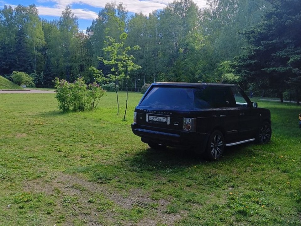 автохам на Range Rover у Кургана Славы