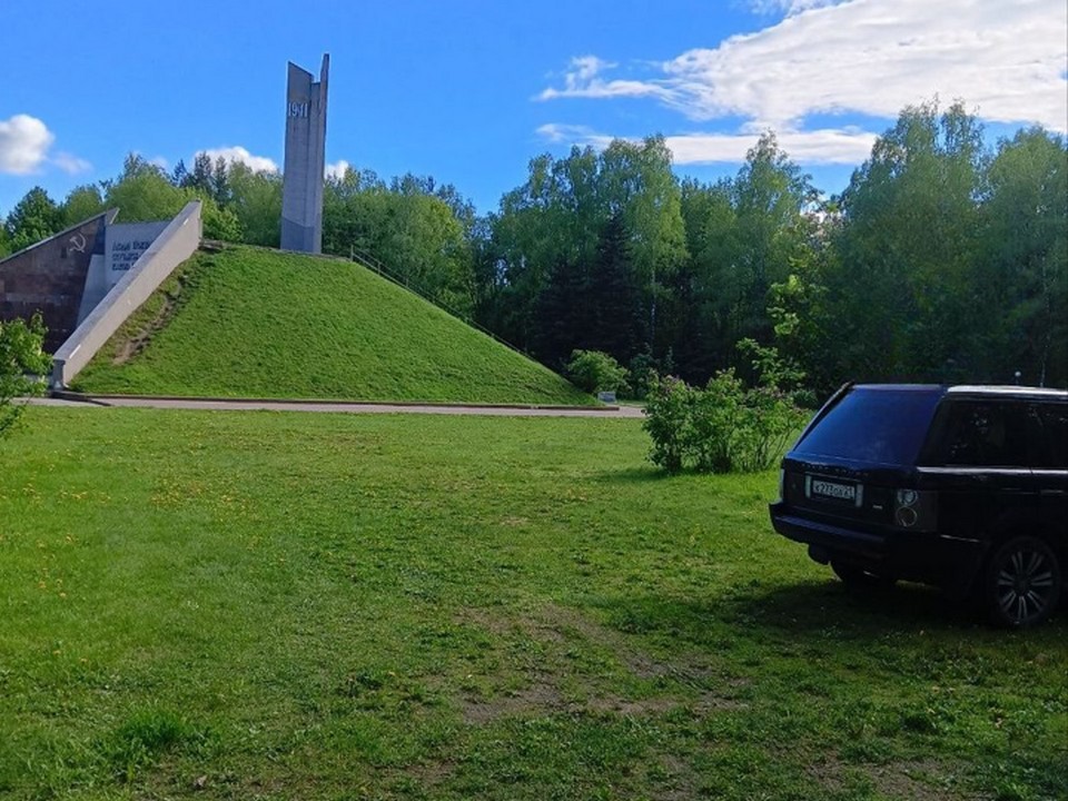 автохам у Кургана Славы