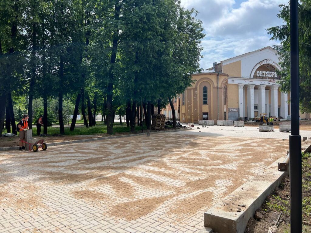 октябрь территория у кинотеатра