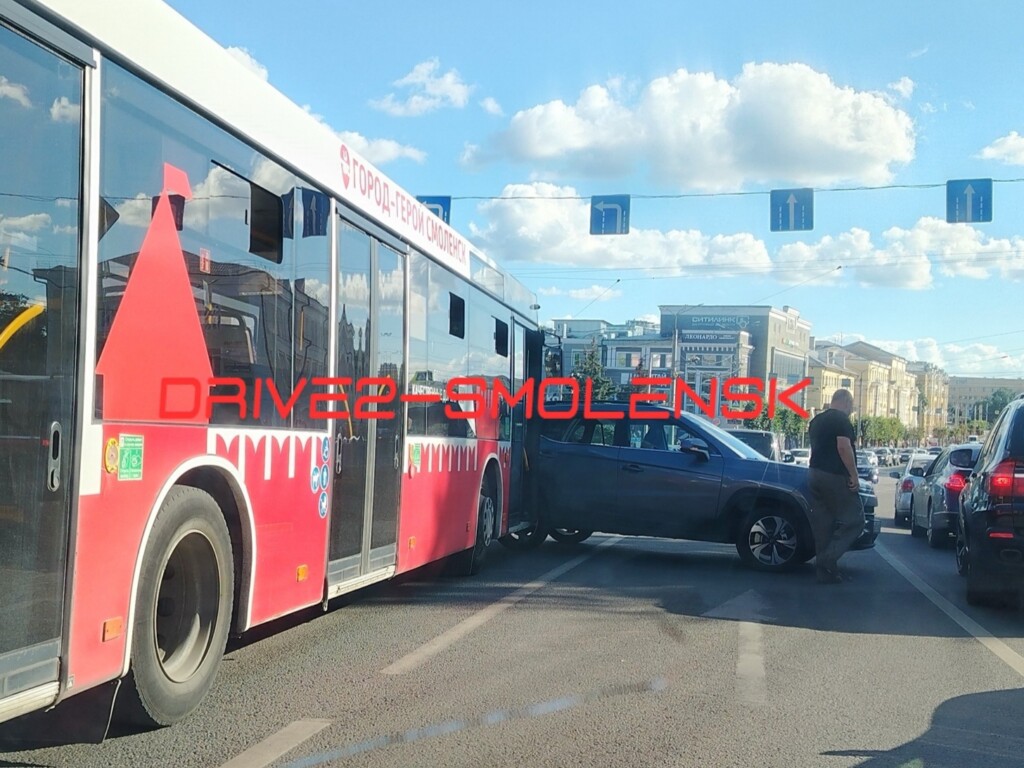 ДТП с автобусом у площади Победы