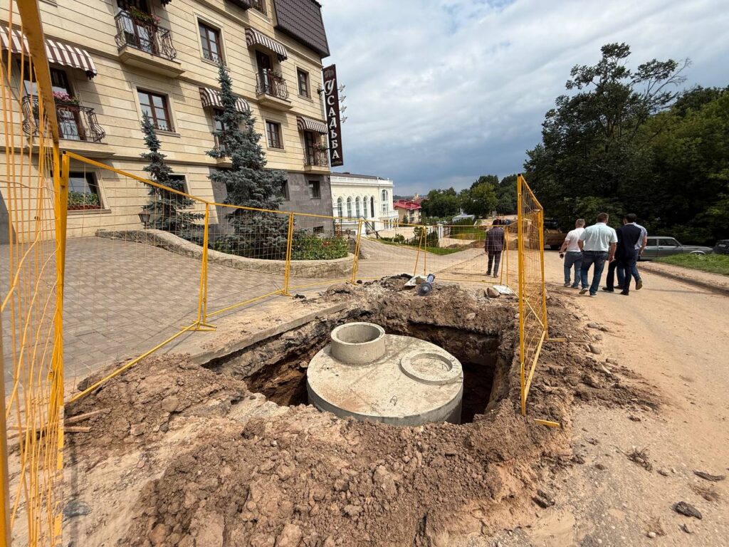 строительство ливнёвки на Бакунина, канализационный сток, колодец, фото мэрии