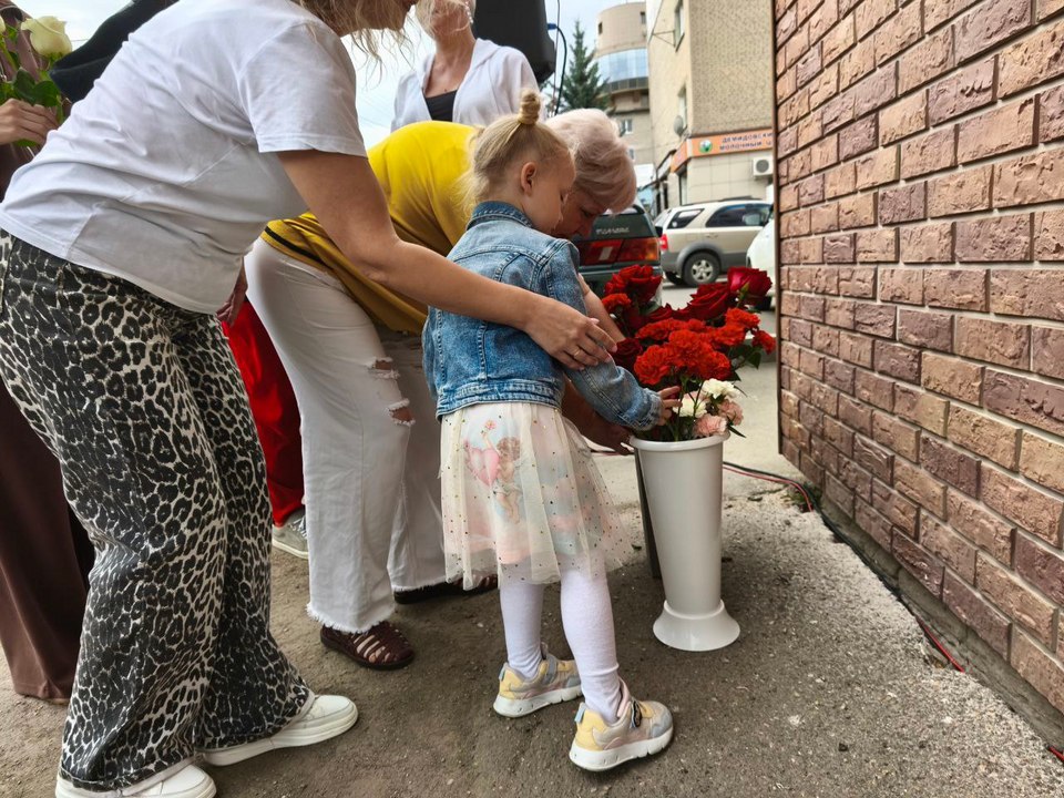 открытие мемориальной доски создателю ТЮЗа Зайцеву, возложение цветов