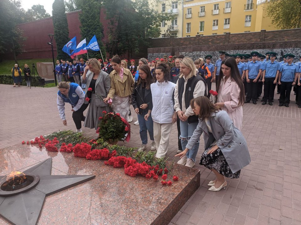 возложение цветов к Вечному огню, старт акции Беречь Отчизну - долг и честь