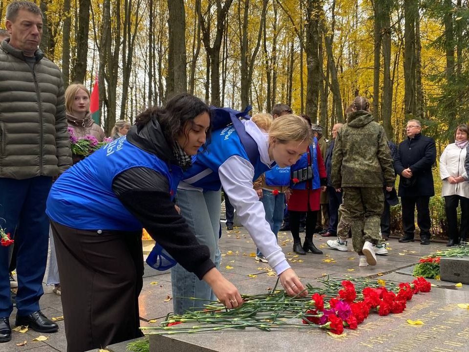 смоляне на мероприятиях 82-й годовщины битвы под Ленино, возложение цветов к мемориалу, фото пресс-службы правительства региона
