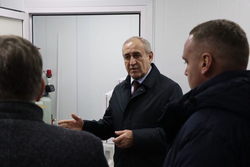 Сергей Неверов в ФАПе в деревне Прудки