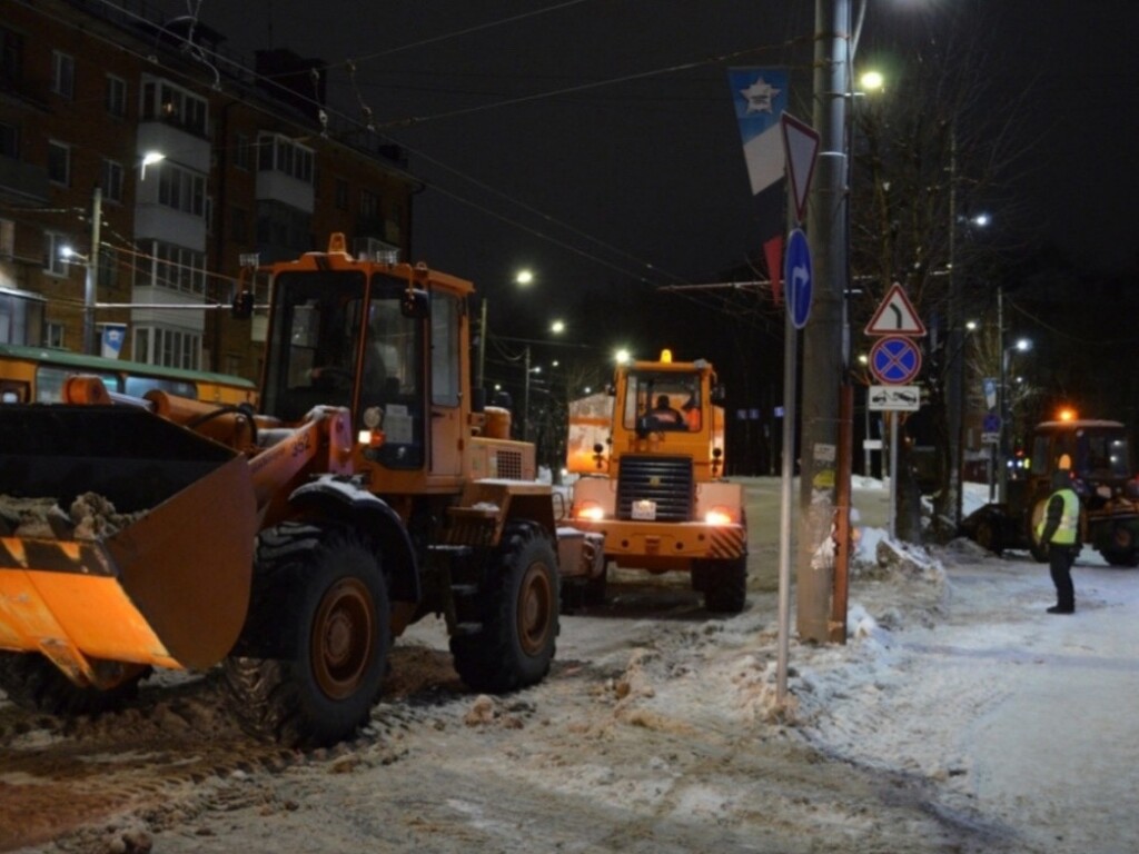 коммунальный экскаватор, механизированная уборка снега на Кирова, фото мэрии