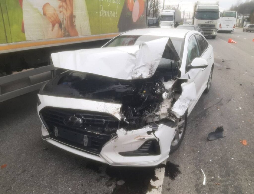 массовое ДТП с автобусом 6.11.2025, Московское шоссе, 3, Хёндэ Соната, фото ГАИ