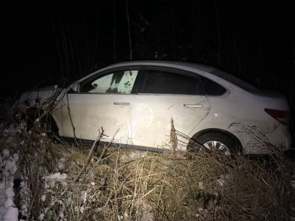 съезд Ниссан Альмера 15.11.2025 с трассы Вязьма-Калуга-Юшково, 5 км, фото ГАИ