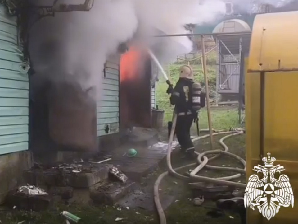 тушение пожара в частном доме на Б. Краснофлотской