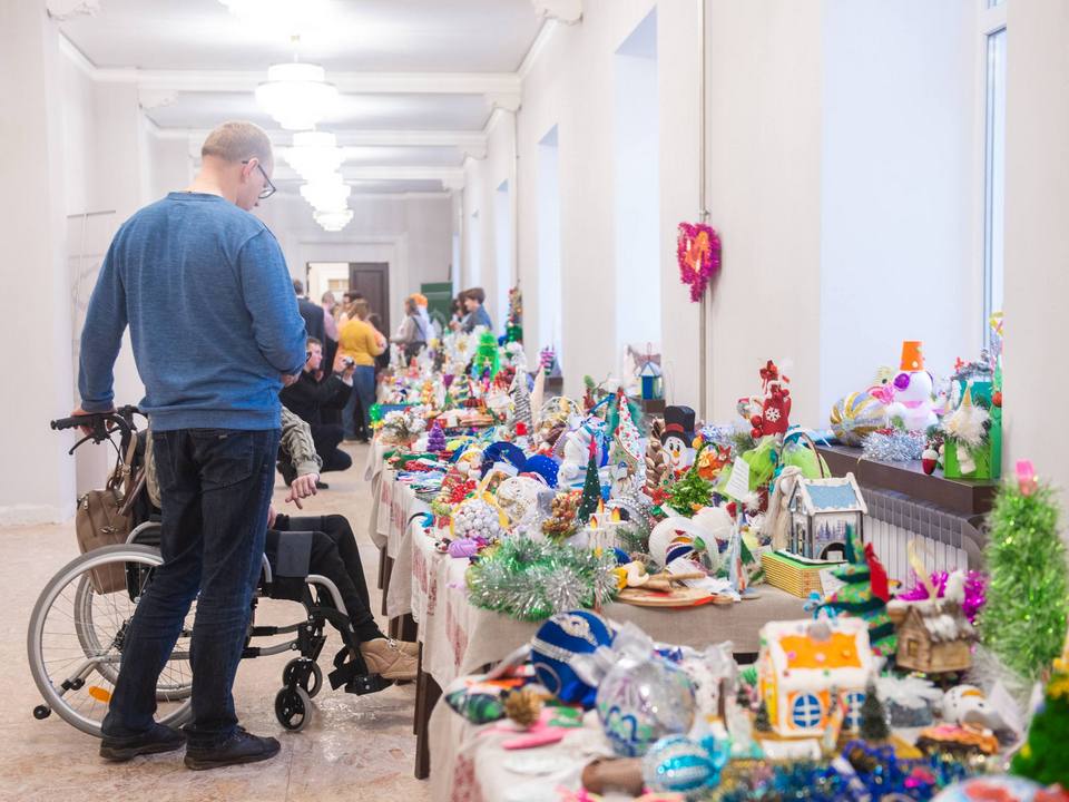 благотворительная выставка-ярмарка От сердца к сердцу, фото пресс-службы облправительства