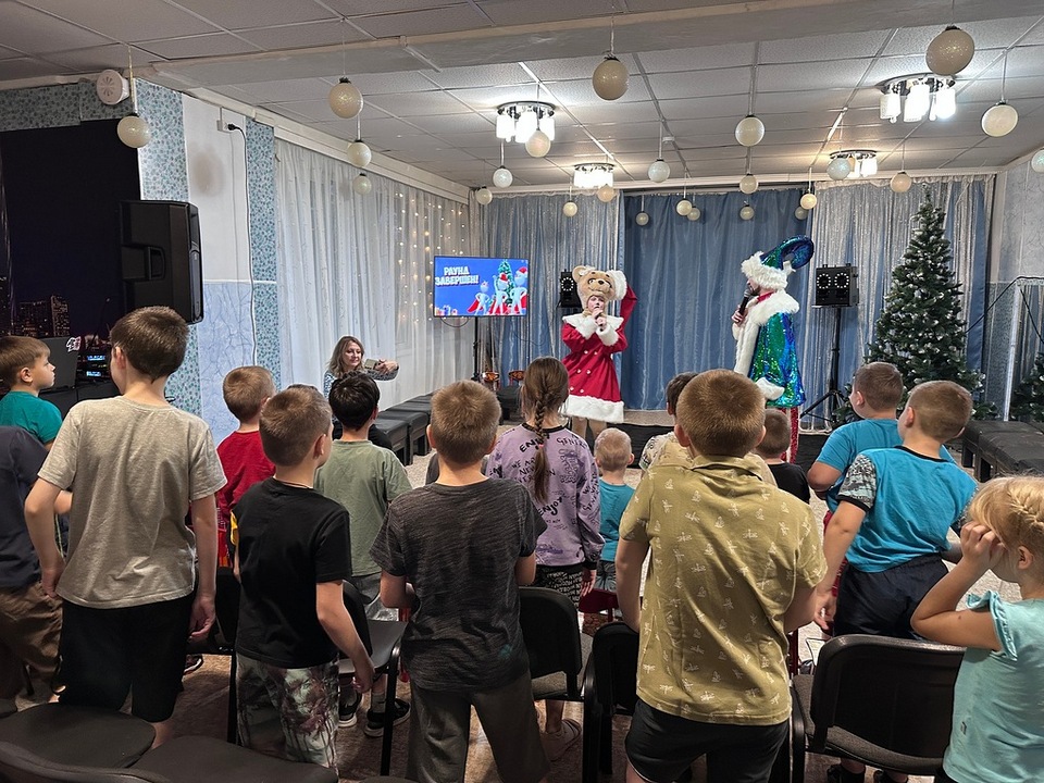 новогодний утренник в дорогобужском социально-реабилитационном центре для несовершеннолетних Родник, фото Сбера
