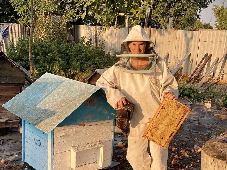Оксана Шендорова из Руднянского округа, пасека МедОк, фото пресс-службы облправительства