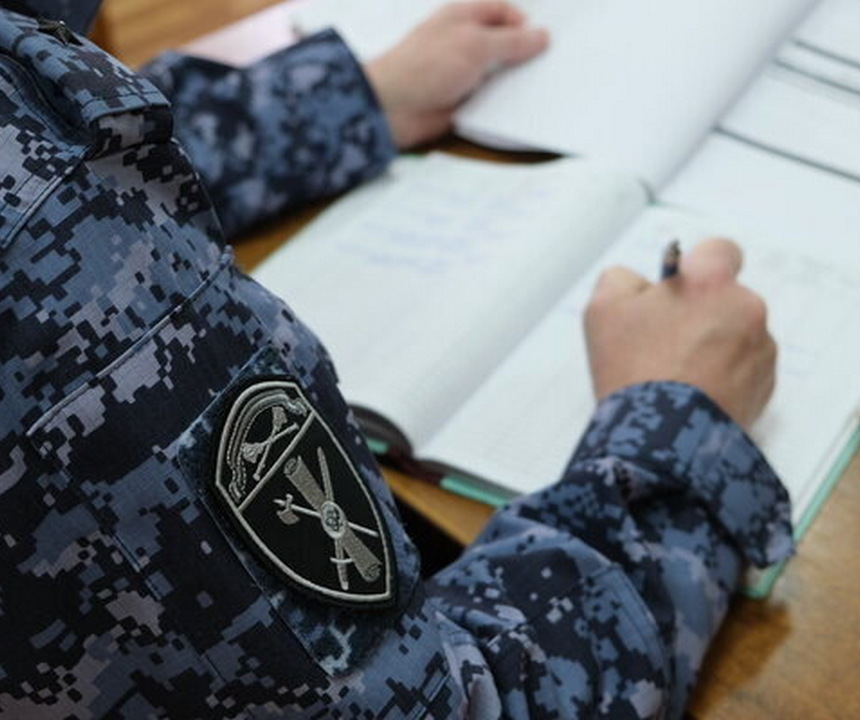 сотрудник подразделений лицензионно-разрешительной работы управления Росгвардии, фото пресс-службы регионального управления ведомства