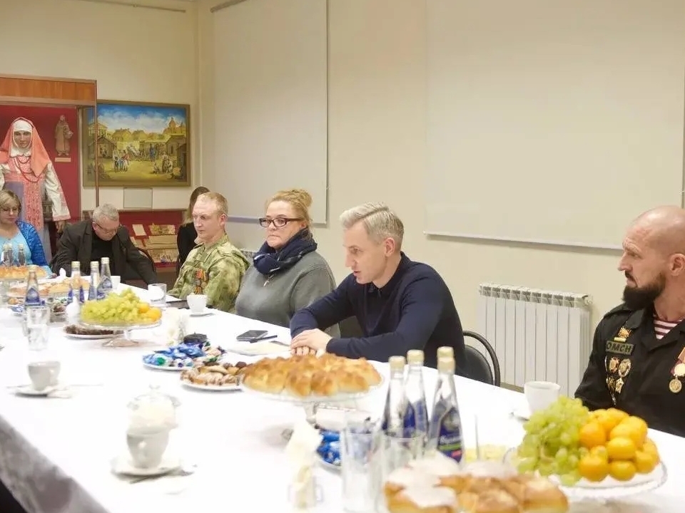 встреча Анохина с бойцами СВО и их родными в Смоленском районе, фото пресс-службы облправительства